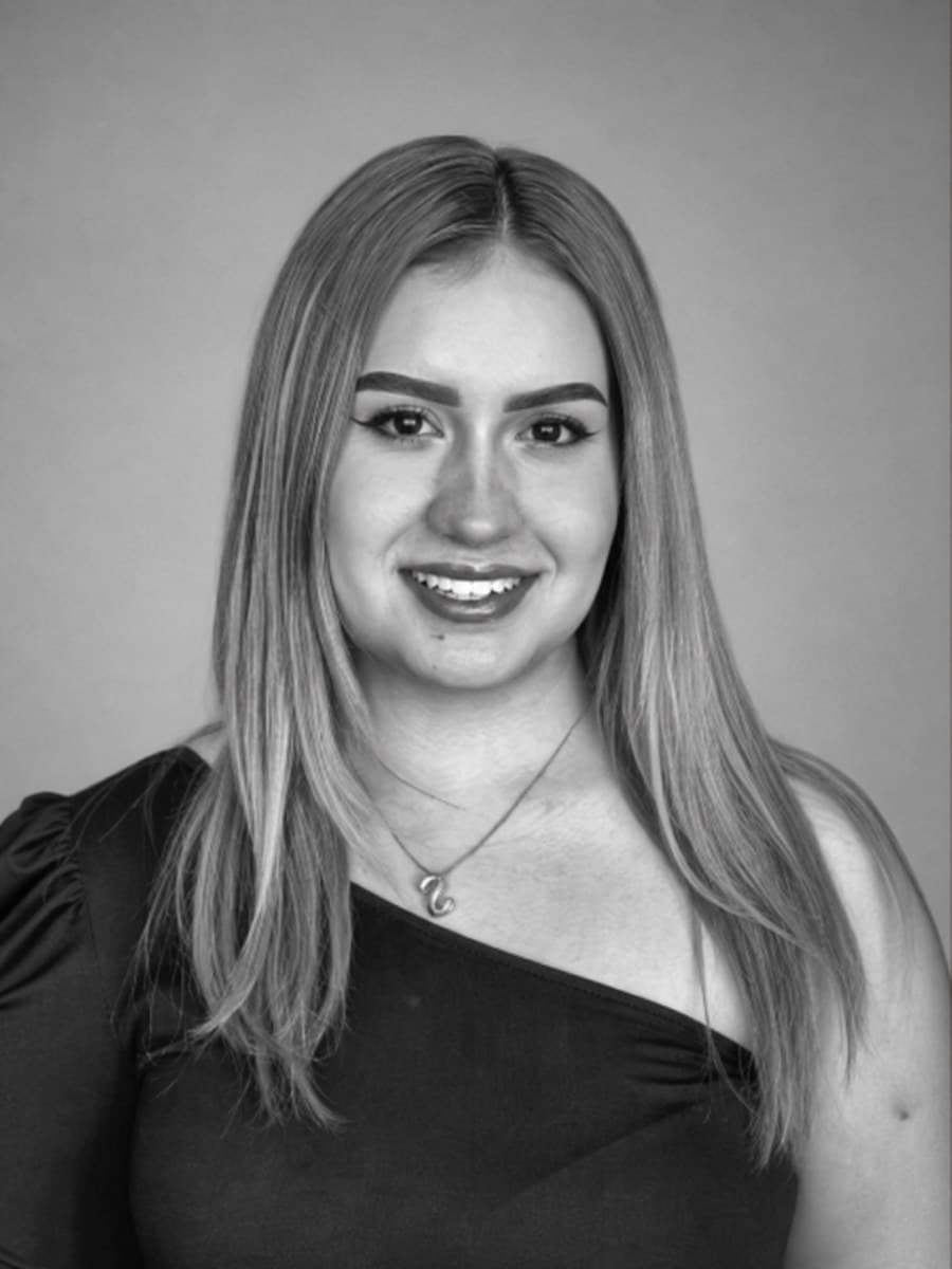 Retrato de Sofía Toscano, Auxiliar Administrativo