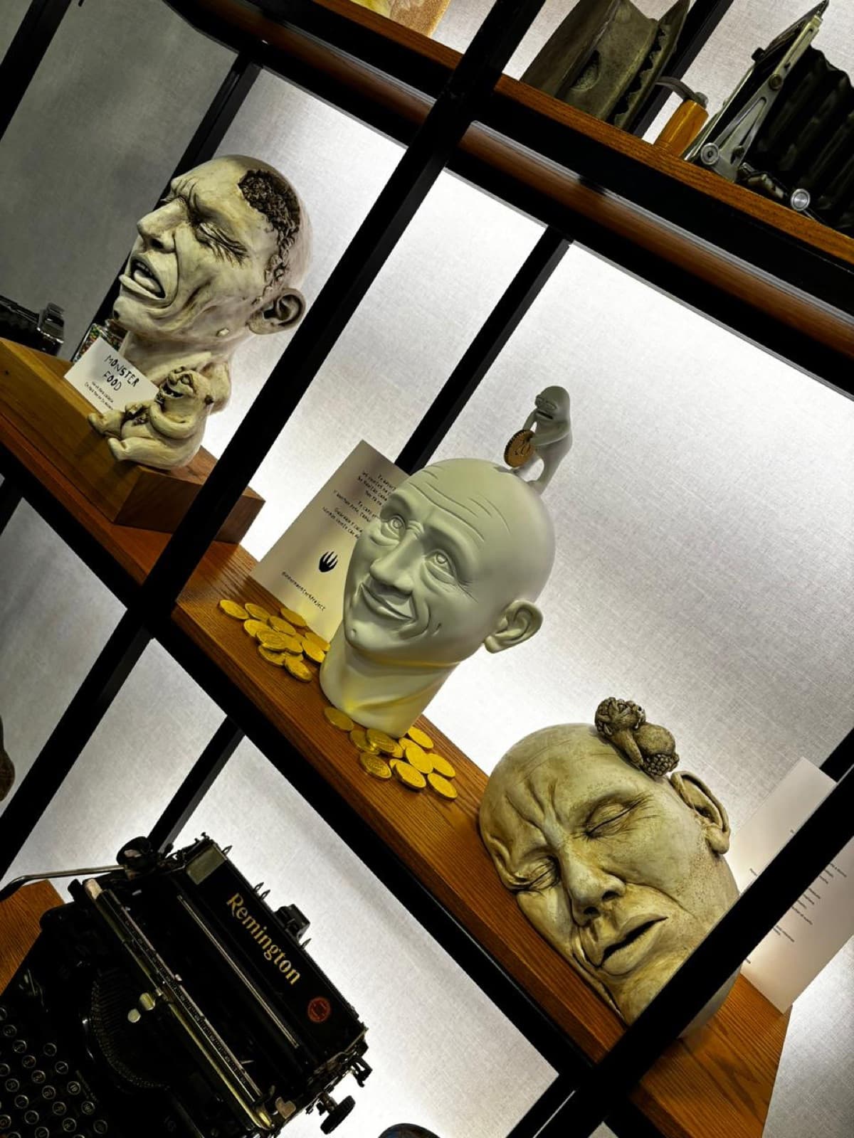 Máquina de escribir Remington en el gabinete de la oficina