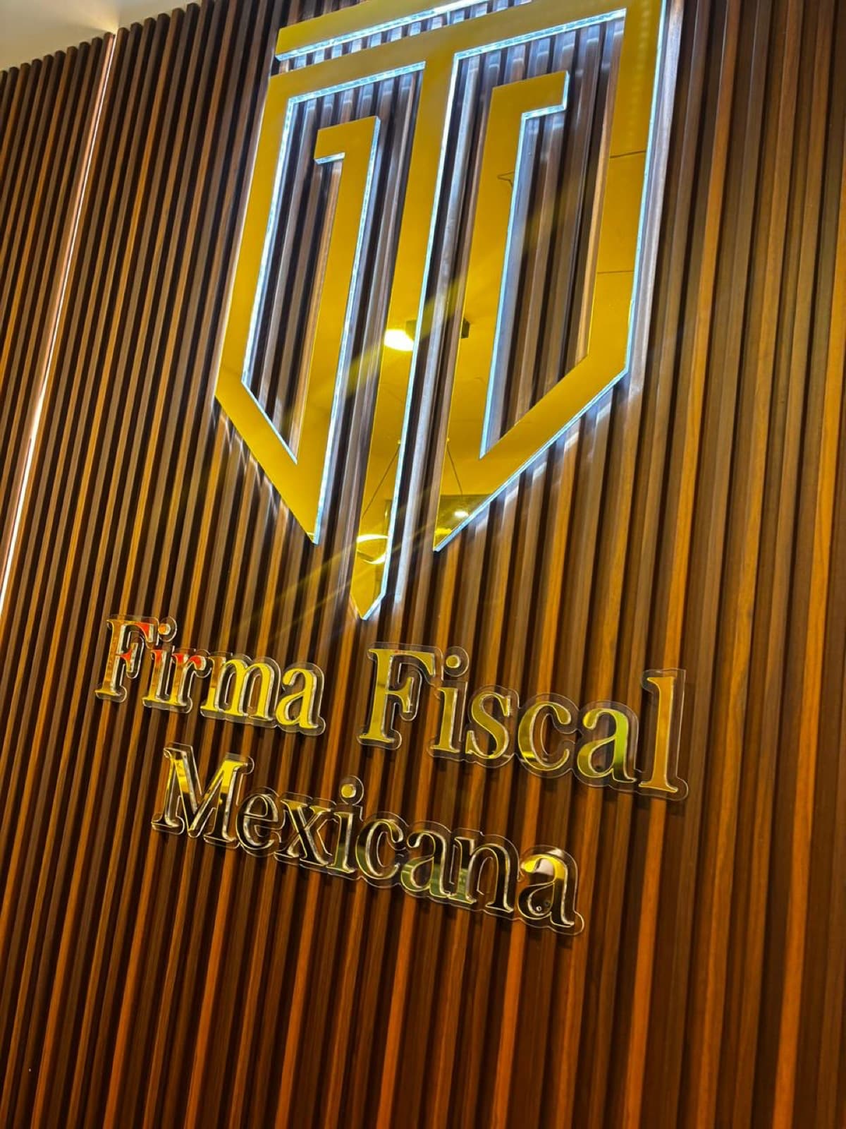 Letrero de Firma Fiscal Mexicana en la recepción de la oficina