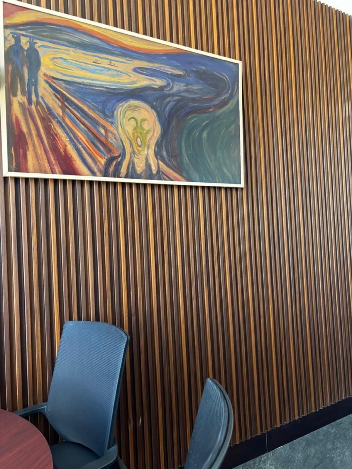 Reproducción de El Grito de Munch sobre muro de listones de madera